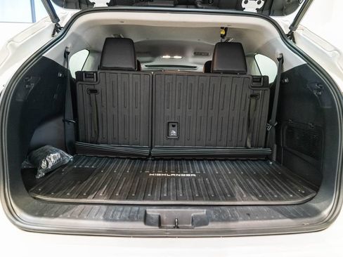 Used 2023 Toyota Highlander XLE FWD image 35