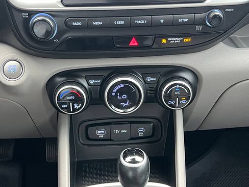 Certified 2025 Hyundai Venue SEL FWD image 32