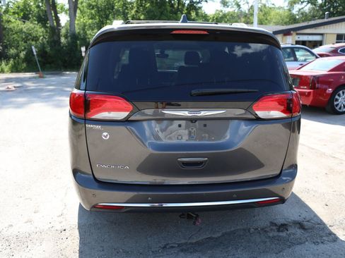 Used 2018 Chrysler Pacifica Touring-L Plus w/ Tire & Wheel Group FWD image 7