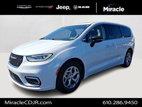 Used 2024 Chrysler Pacifica Limited FWD image 3