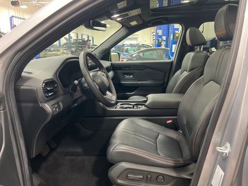 Used 2025 Honda Pilot TrailSport image 10