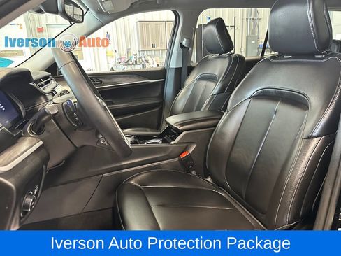 Used 2023 Jeep Grand Cherokee L Limited AWD/4WD image 17