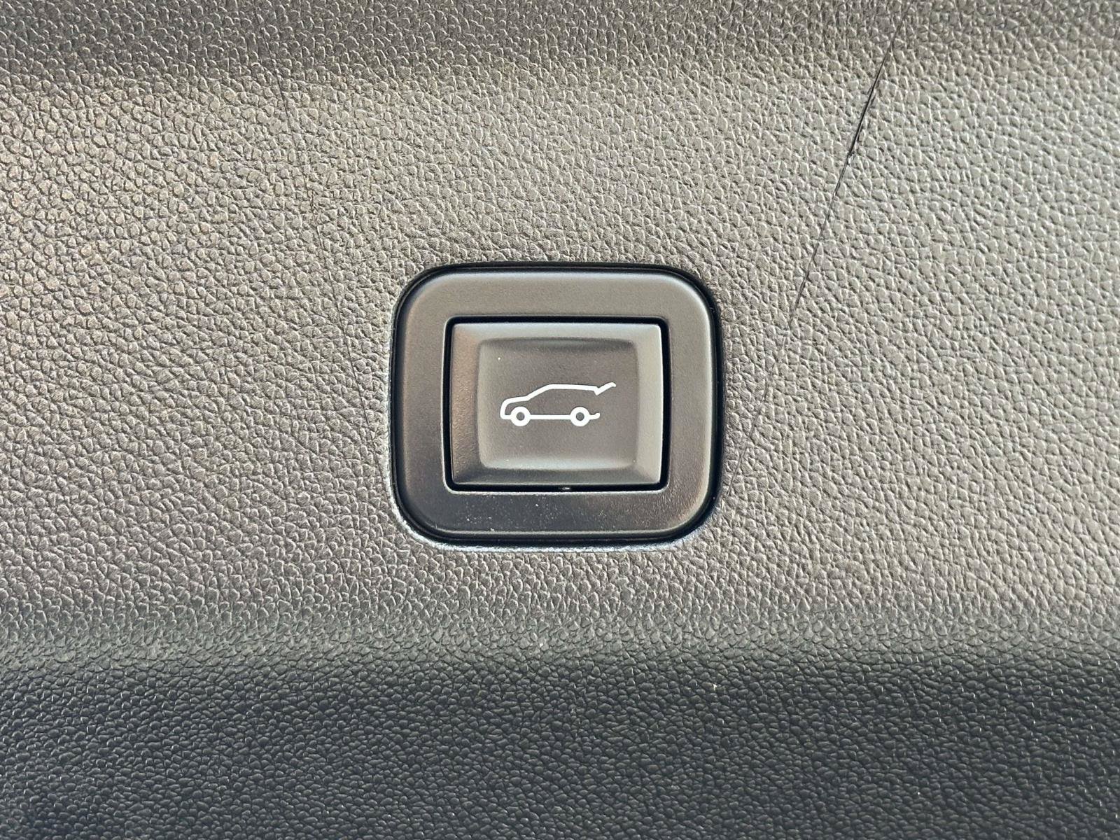 Used 2026 Chevrolet Suburban Premier AWD/4WD image 26