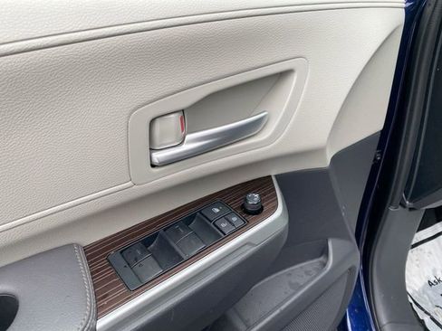 Used 2022 Toyota Sienna XLE w/ XLE Plus Package image 23