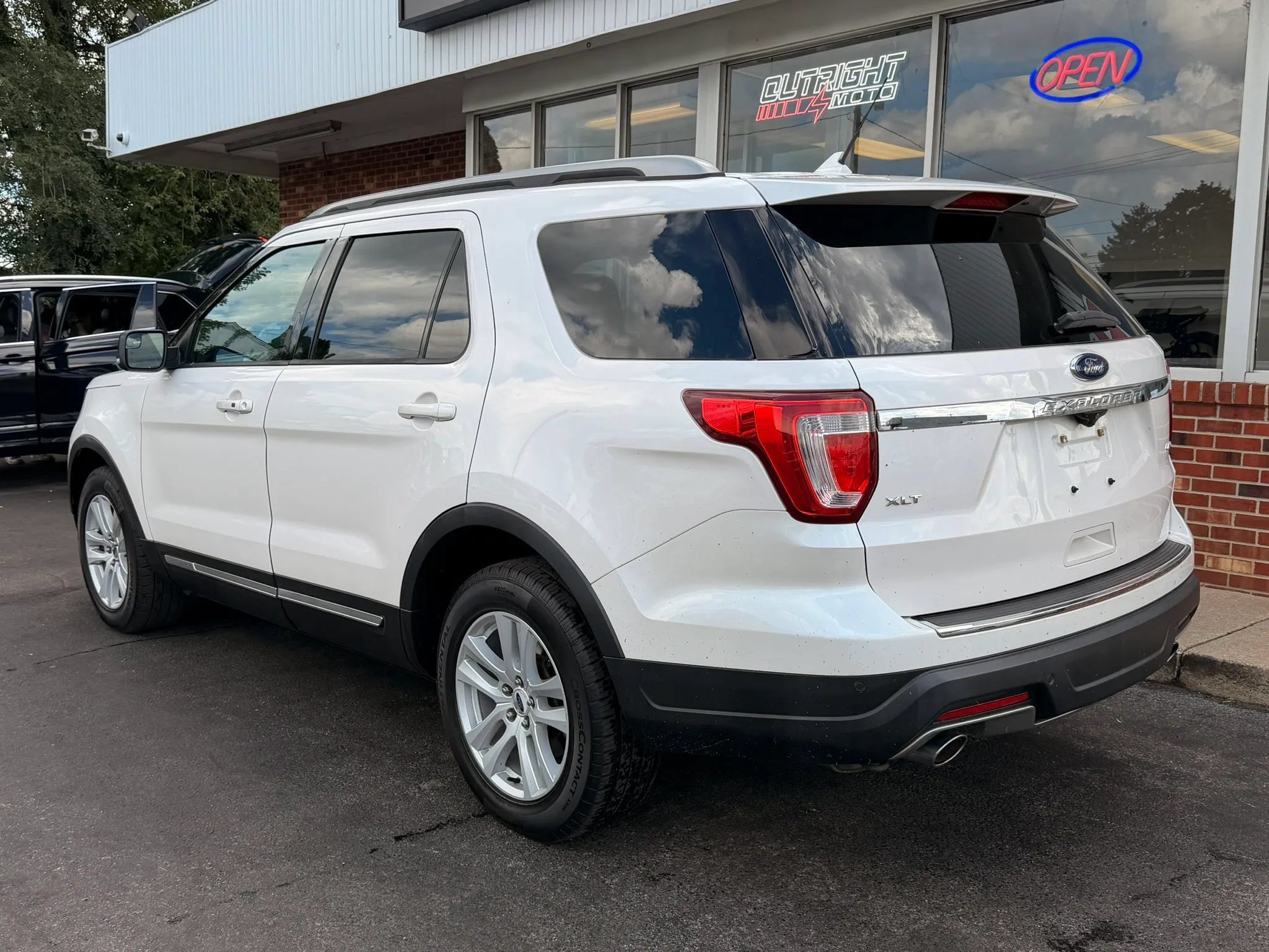 Used 2018 Ford Explorer XLT w/ Equipment Group 202A AWD/4WD image 2