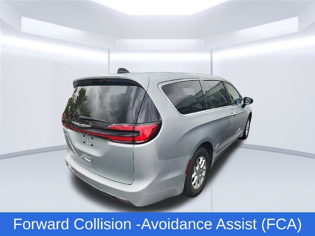 Used 2023 Chrysler Pacifica Touring-L FWD image 2