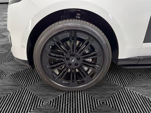 New 2025 Land Rover Range Rover Long Wheelbase SE image 14