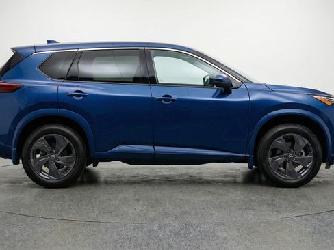 Used 2025 Nissan Rogue SV AWD/4WD image 11