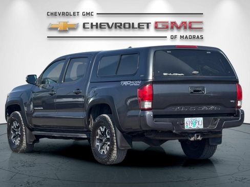 Used 2017 Toyota Tacoma TRD Off-Road w/ Premium & Technology Package AWD/4WD image 5