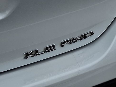 Used 2022 Toyota Highlander XLE AWD/4WD image 32