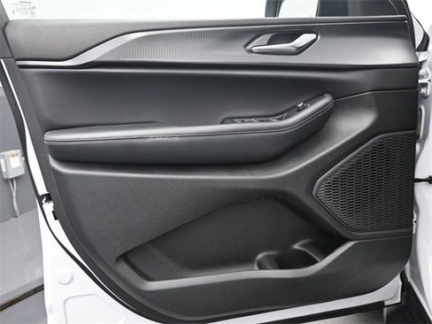 Used 2024 Jeep Grand Cherokee Laredo image 12