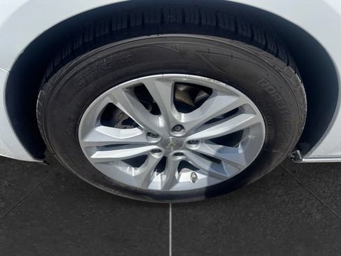 Used 2017 Chevrolet Malibu LT w/ Leather Package FWD image 9