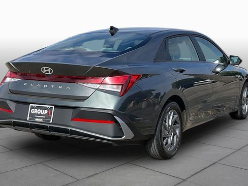 Used 2024 Hyundai Elantra SEL FWD image 12