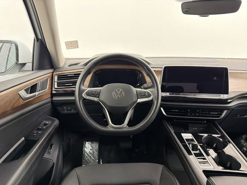Used 2025 Volkswagen Atlas SE AWD/4WD image 25
