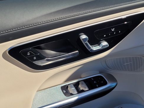 Used 2024 Mercedes-Benz GLC 300 4MATIC image 12