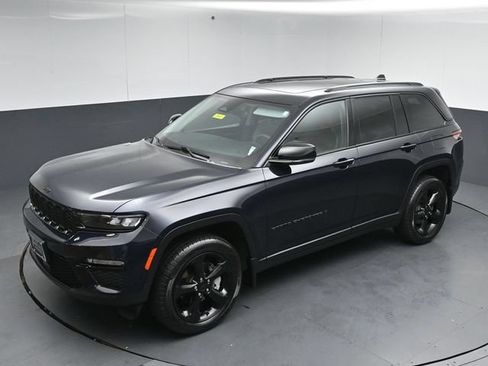 Used 2023 Jeep Grand Cherokee Limited w/ Black Appearance Package AWD/4WD image 47