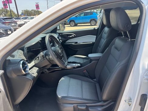 Used 2025 Chevrolet Trax LT FWD image 21