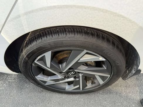 Certified 2025 Hyundai Elantra Limited FWD image 10