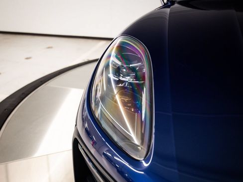 Certified 2024 Porsche Macan AWD/4WD image 13