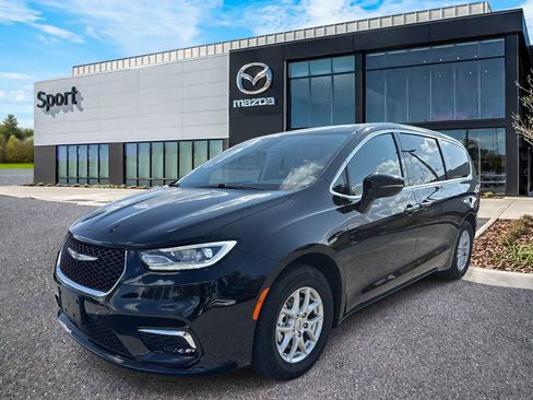 Used 2024 Chrysler Pacifica Touring-L image 8