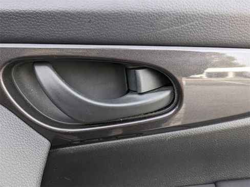 Used 2020 Nissan Rogue S image 17