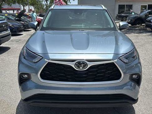 Used 2022 Toyota Highlander XLE FWD image 2