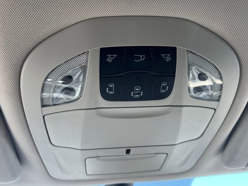 Used 2023 Chrysler Pacifica Touring-L FWD image 34