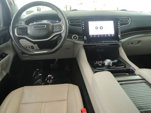 Used 2022 Jeep Wagoneer Series II AWD/4WD image 16