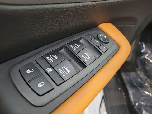 New 2026 Chrysler Pacifica Pinnacle image 15