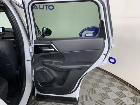 Used 2024 Mitsubishi Outlander SE image 38