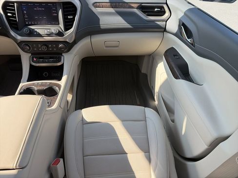 Used 2020 GMC Acadia Denali w/ Technology Package FWD image 17