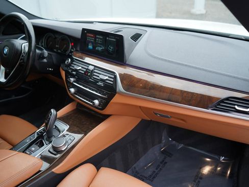 Used 2018 BMW 530e xDrive image 70