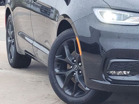 New 2026 Chrysler Pacifica Select image 10