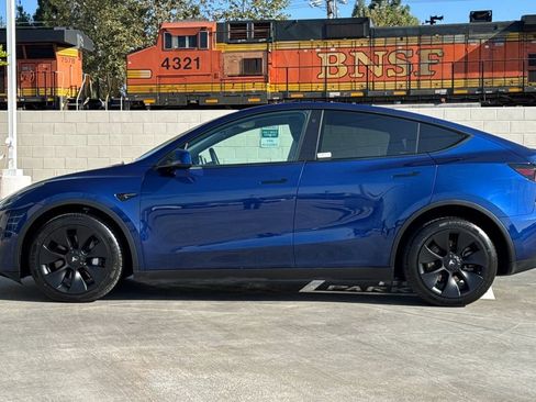 Used 2023 Tesla Model Y Long Range AWD/4WD image 9