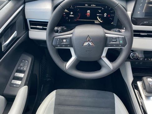 New 2025 Mitsubishi Outlander SE image 4