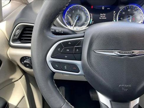 Certified 2023 Chrysler Pacifica Touring-L FWD image 10
