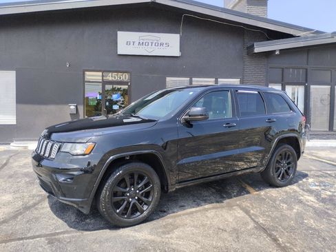Used 2018 Jeep Grand Cherokee Altitude AWD/4WD image 3