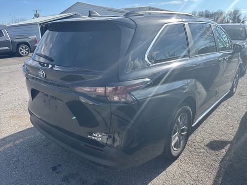 Certified 2024 Toyota Sienna XLE image 10