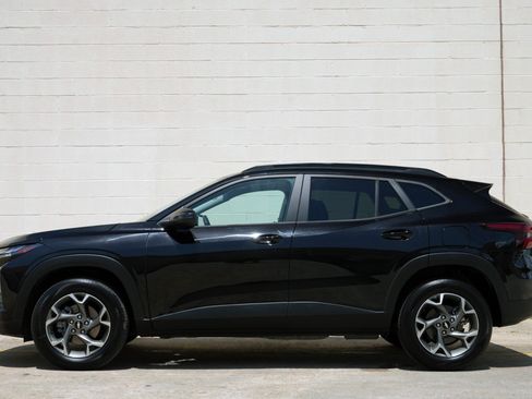 Used 2025 Chevrolet Trax LT w/ LT Convenience Package FWD image 8