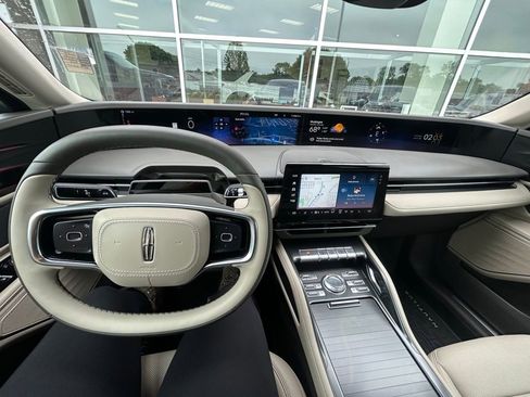 Used 2025 Lincoln Nautilus Premier AWD/4WD image 23