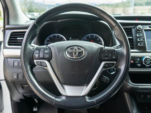 Used 2019 Toyota Highlander SE image 17