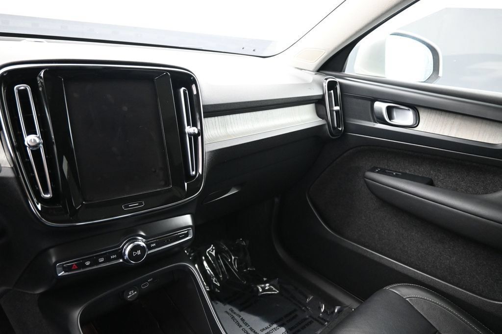 Used 2024 Volvo XC40 B5 Core AWD/4WD image 19