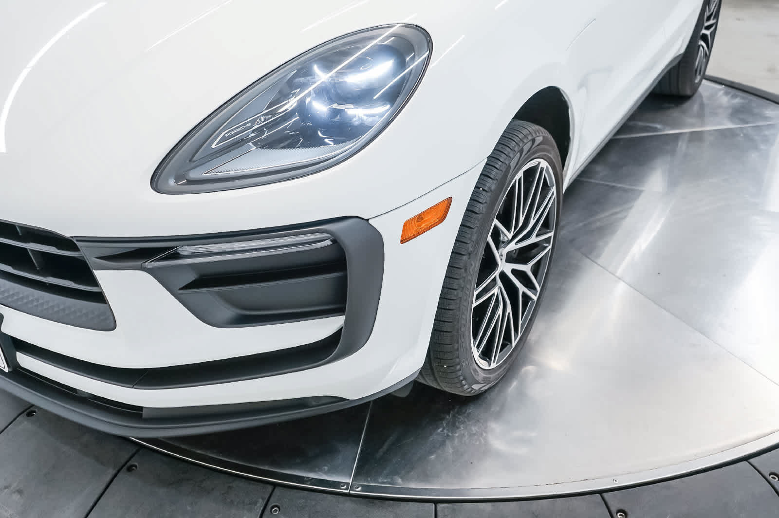 Certified 2026 Porsche Macan AWD/4WD image 16