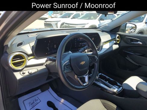 Certified 2024 Chevrolet Trax LT w/ Sunroof Package FWD image 9