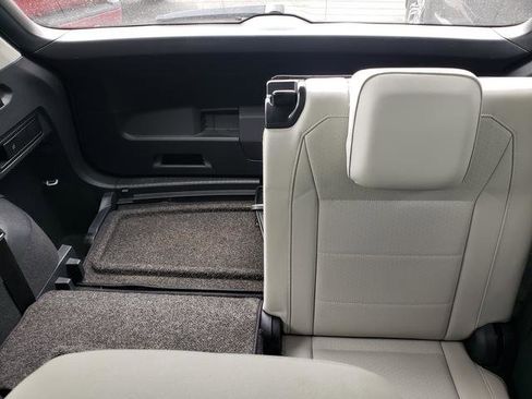Used 2018 Volkswagen Tiguan SE w/ Panoramic Sunroof Package AWD/4WD image 13