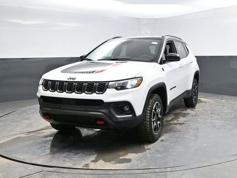 Used 2025 Jeep Compass Trailhawk AWD/4WD image 7