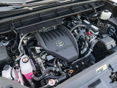 Used 2023 Toyota Highlander LE FWD image 29
