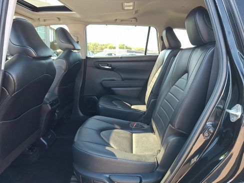 Certified 2022 Toyota Highlander XLE image 11