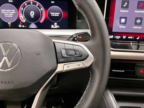 Certified 2025 Volkswagen Tiguan SE FWD image 22