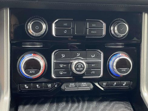 Used 2021 GMC Yukon XL Denali w/ Denali Premium Package AWD/4WD image 34